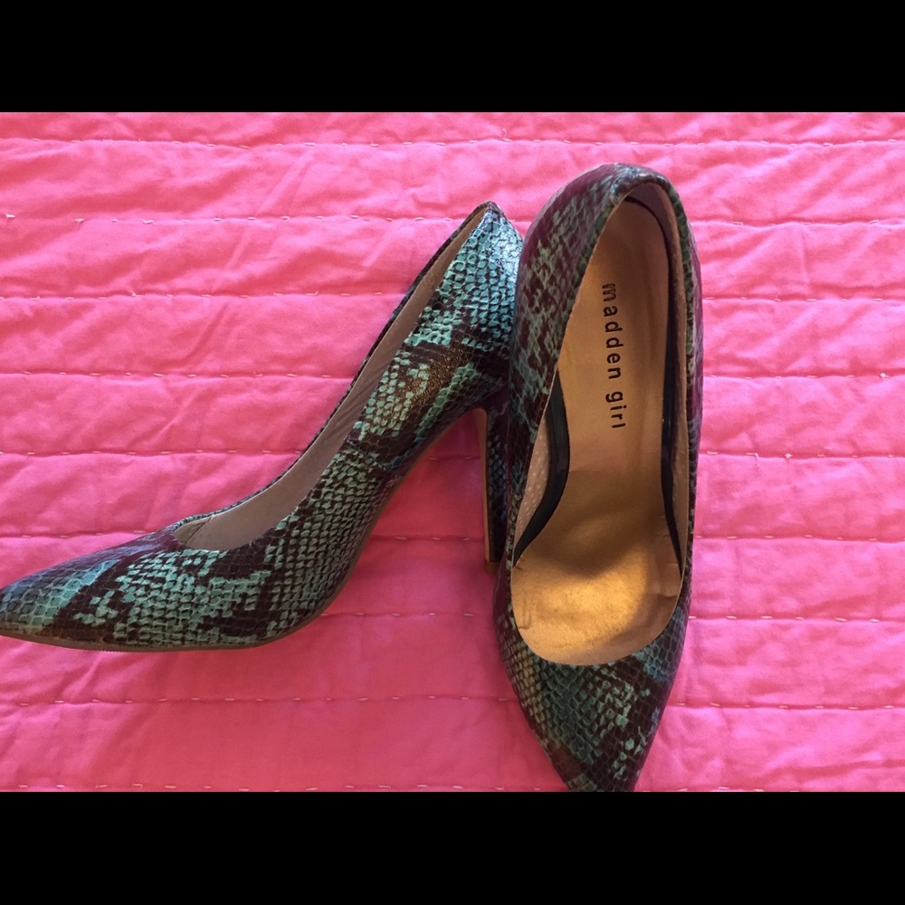 Madden Girl turquoise faux snake skin pumps 81/2